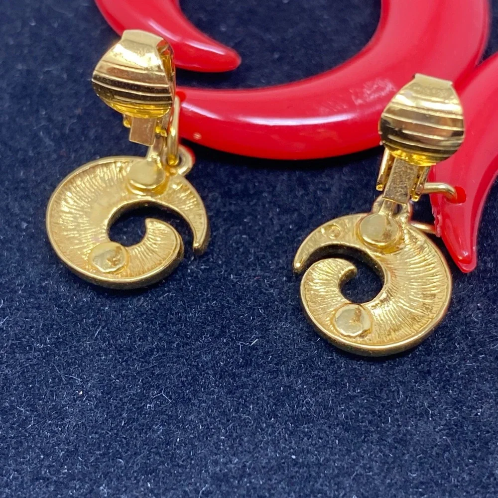 Vintage Clip On Earrings Red & Gold Swirls Funky Chunky plastic - Picture 6 of 7
